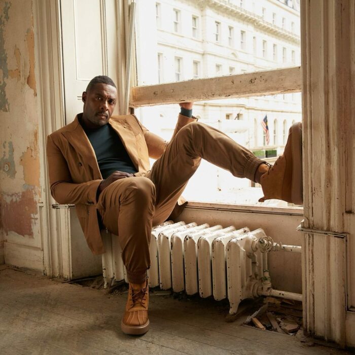 Idris Elba posando en una ventana