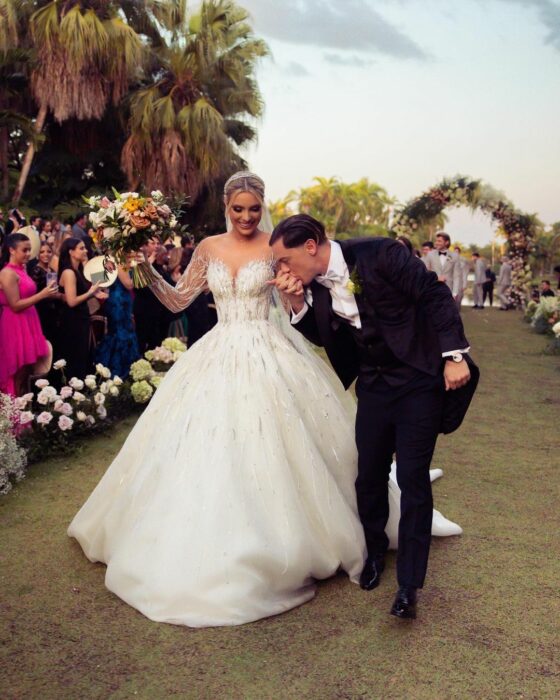 Guaynaa pesando la mano de Lele Pons en su boda 