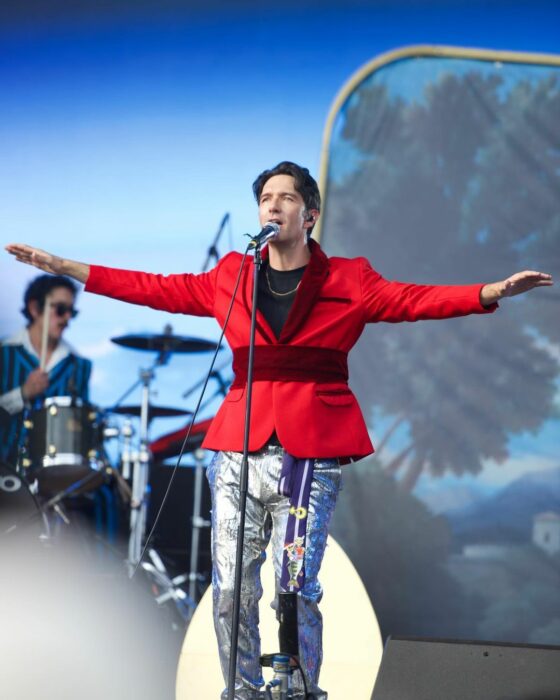 Leonardo Lozanne cantando con saco rojo 