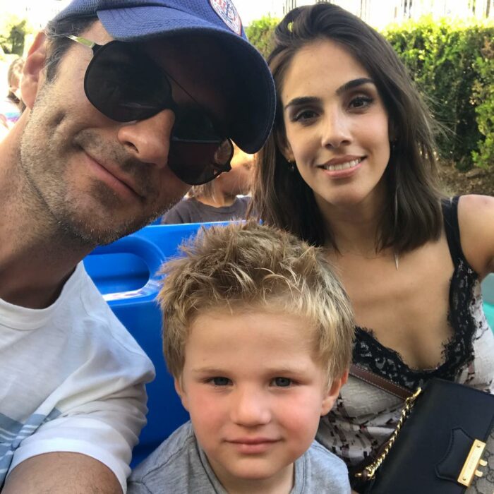 Leonardo Lozanne con Sandra Echeverria y su hijo