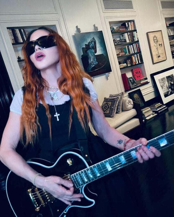 Madonna posando con una guitarra