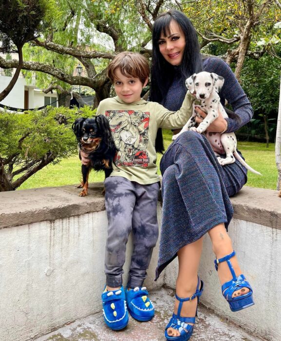 Maribel Guardia con su nieto y sus perros 