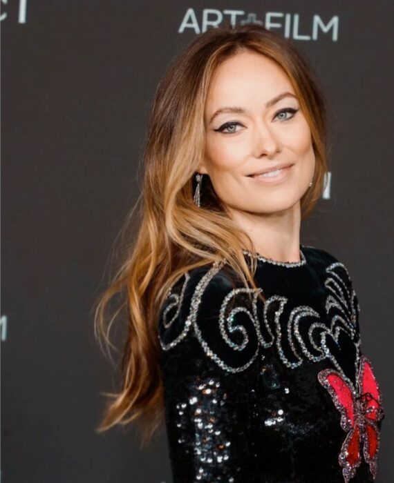 Olivia Wilde en alfombra roja con vestido negro 