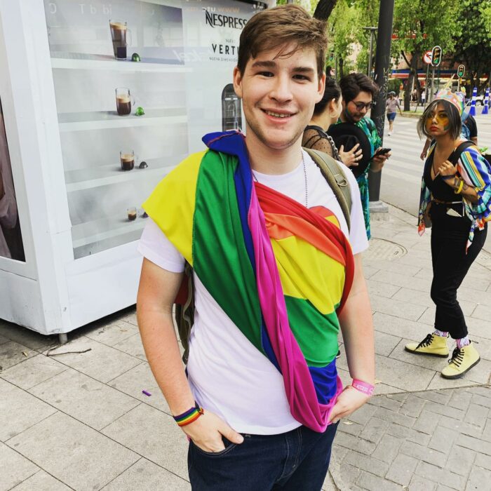 Sebastián Adame con bandera del orgullo 