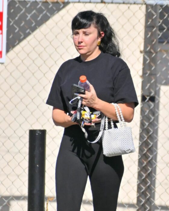 amanda Bynes vestida de negro saliendo de algún lugar