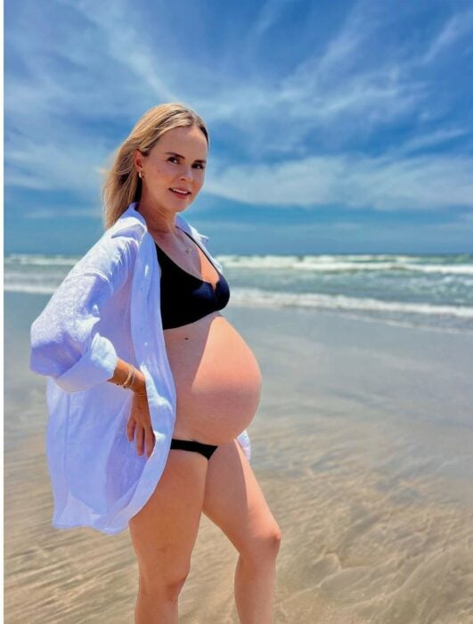 Karla de la Mora mostrando su embarazo en la playa