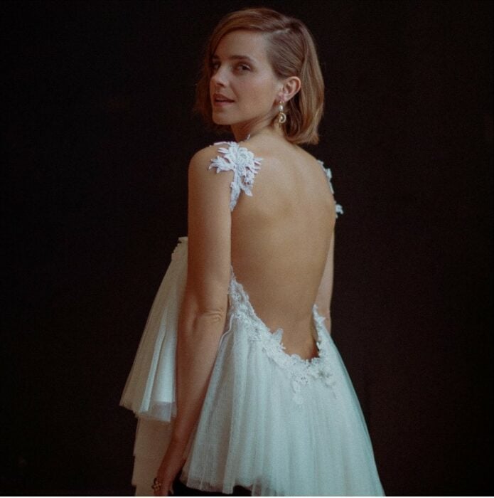 Emma Watson con vestido de tul blanco con escote en la espalda