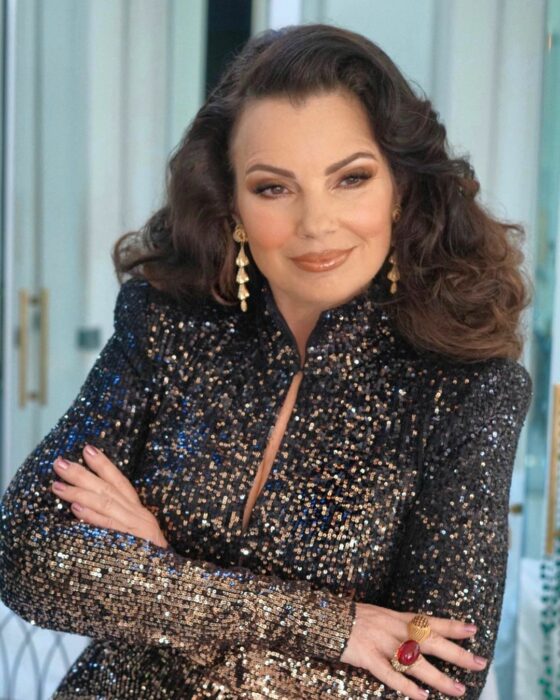 Fran Drescher cruzada de brazos con traje de brillos 