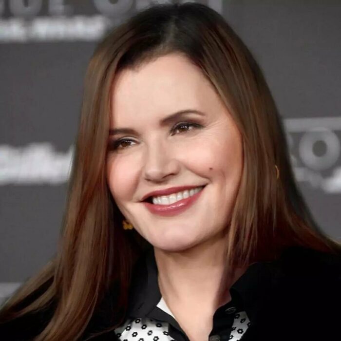 Geena Davis sonriendo en evento público 