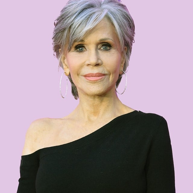 Jane Fonda con vestido negro y fondo violeta