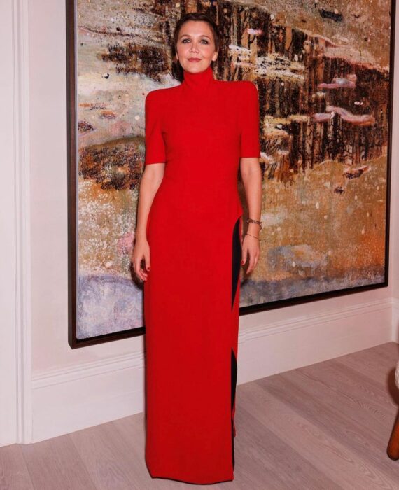 Maggie Gyllenhaal con vestido rojo largo