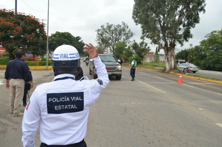 policia vial de espaldas en la calle 