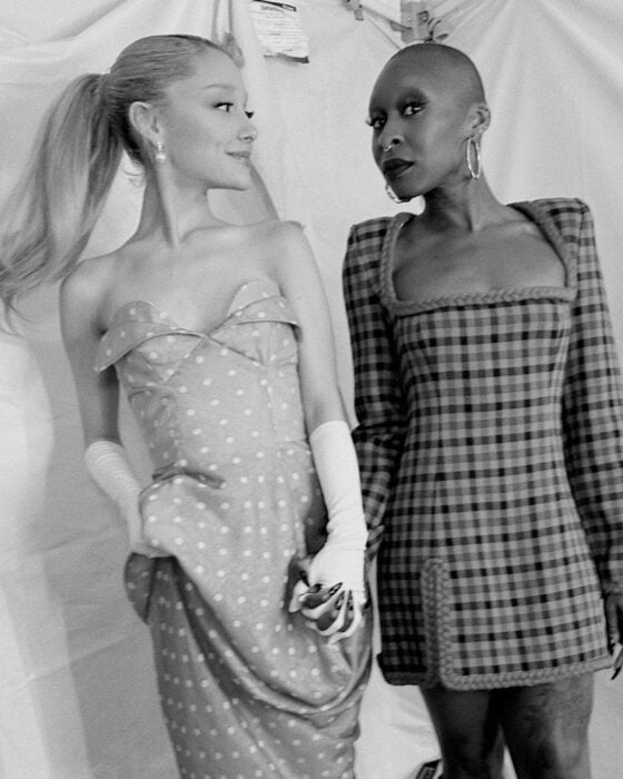Ariana Grande y Cynthia Erivo posando en una fotografía a blanco y negro 