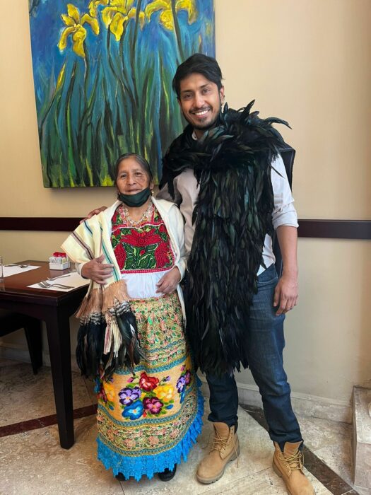 Tenoch Huerta posando a lado de la artesana mexicana Feliciana Bautista 