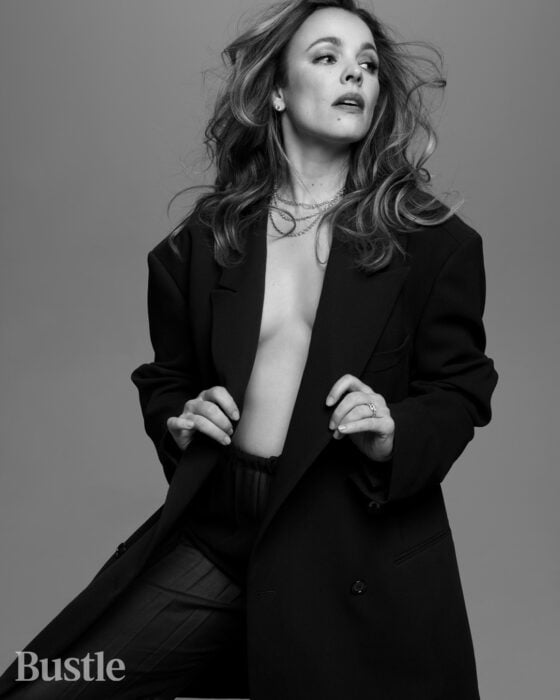 Rachel Adams posando vestida de negro para la revista Bustle 
