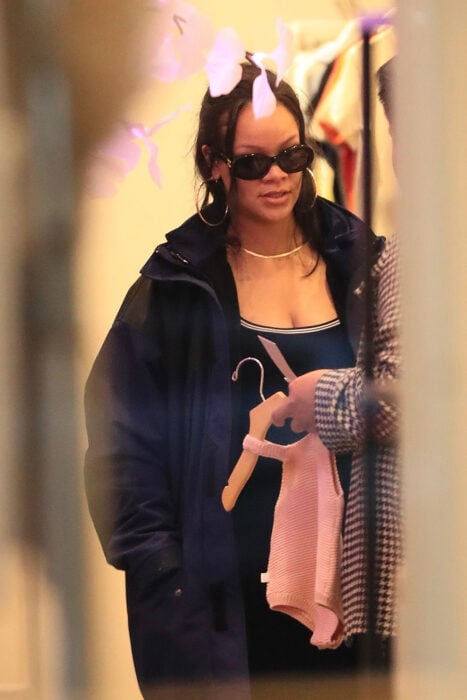 Rihanna comprando ropa en color rosa para su bebé