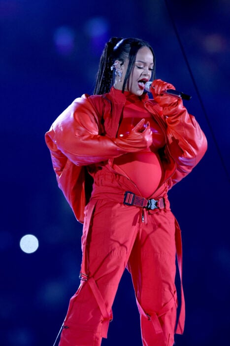 Rihanna posando con su barriga en el show de mediotiempo del Super Bowl 2023 