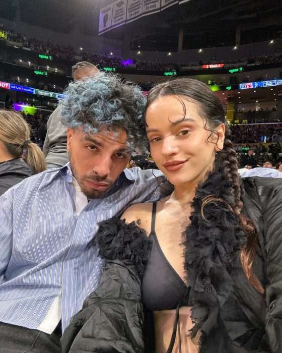 Selfie de Rauw Alejandro y Rosalía en un juego de básquetbol de los Lakers