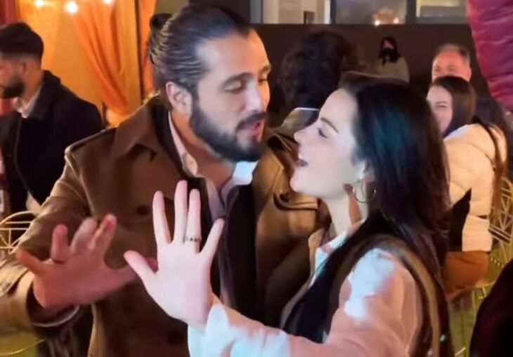 Maite Perroni y Andrés Tovar están cantando juntos el productor mira a su esposa con mucho cariño