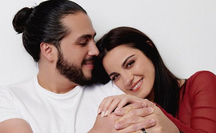 Maite Perroni y Andrés Tovar en una imagen juntos ella recarga su cabeza en el hombro de él el productor la mira cariñosamente