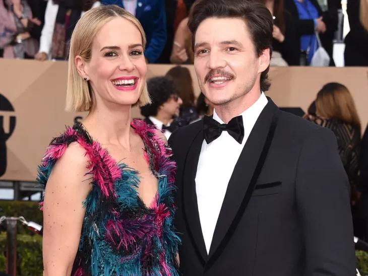 Pedro Pascal y Sarah Paulson en una alfombra roja vestidos formalmente