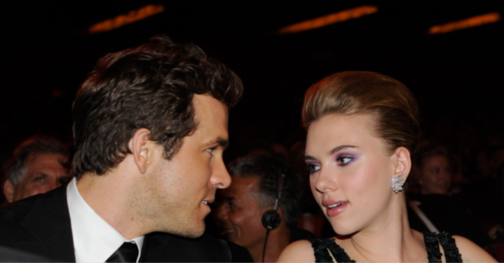 Scarlett Johansson junto a Ryan Reynolds cuando eran esposos en un evento de Hollywood ambos lucen vestuario elegante y se están viendo a los ojos