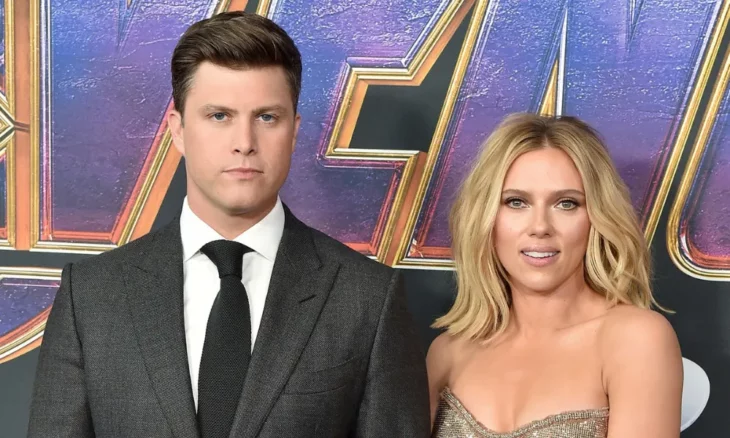 Scarlett Johansson y su Esposo Colin Jost en la premier de una de las películas de Avengers posan para los fotógrafos en la alfombra roja