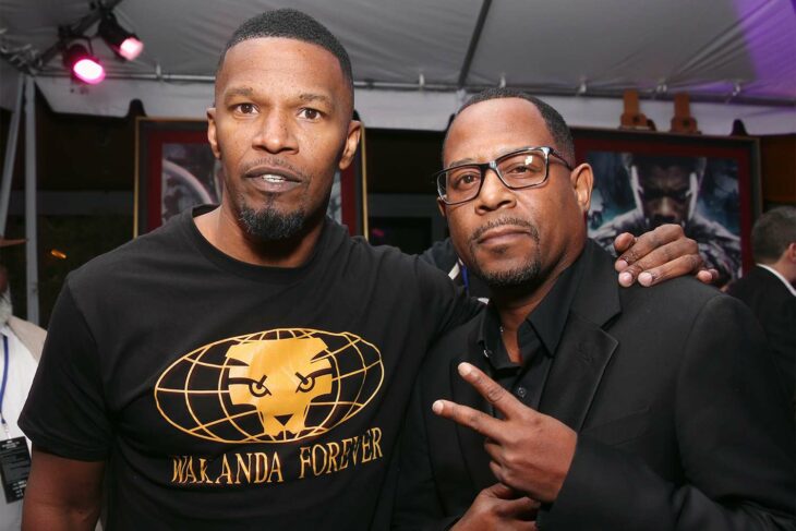 Jamie Foxx y Martin Lawrence posan abrazados para una fotografía ambos son afroamericanos