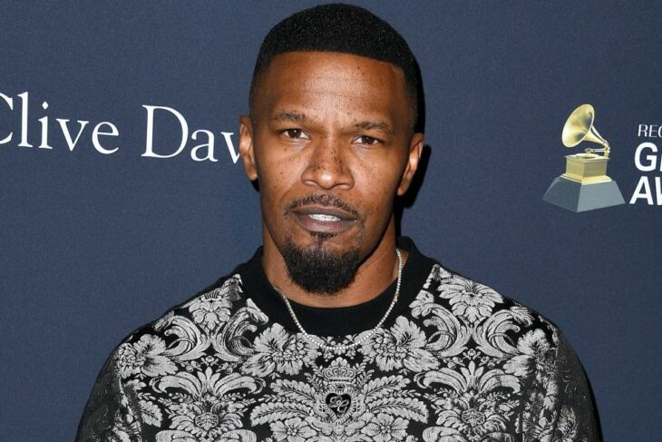 el actor Jamie Foxx en una alfombra roja está mirando de frente a la cámara