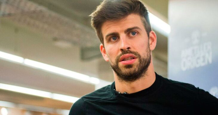 Gerard Piqué esta pensativo lleva barba y bigote muy marcados