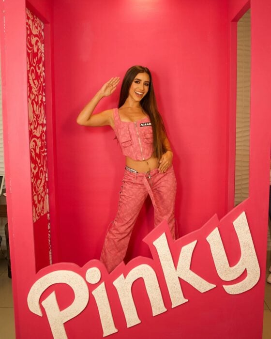 Tammy Parra posando en una caja como de Barbie con la palabra Pinky 