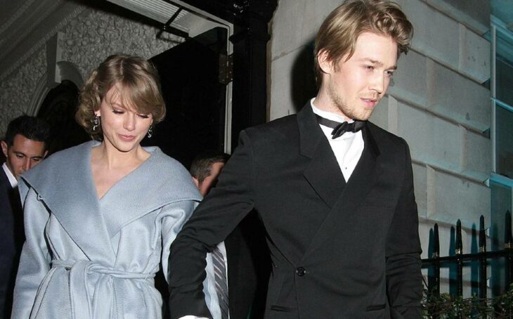 Taylor Swift and Joe Alwyn are caught leaving an event, they are dressed in formal clothes and they walk hand in hand, he is in front of her
