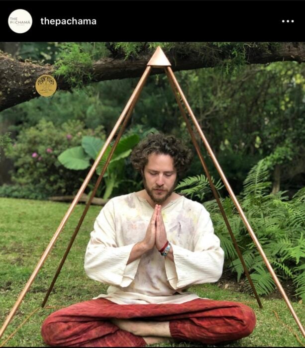 hombre meditando dentro de una pirámide de cobre 