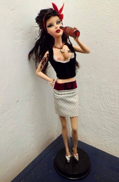 imagen de una barbie vestida como Amy Winehouse