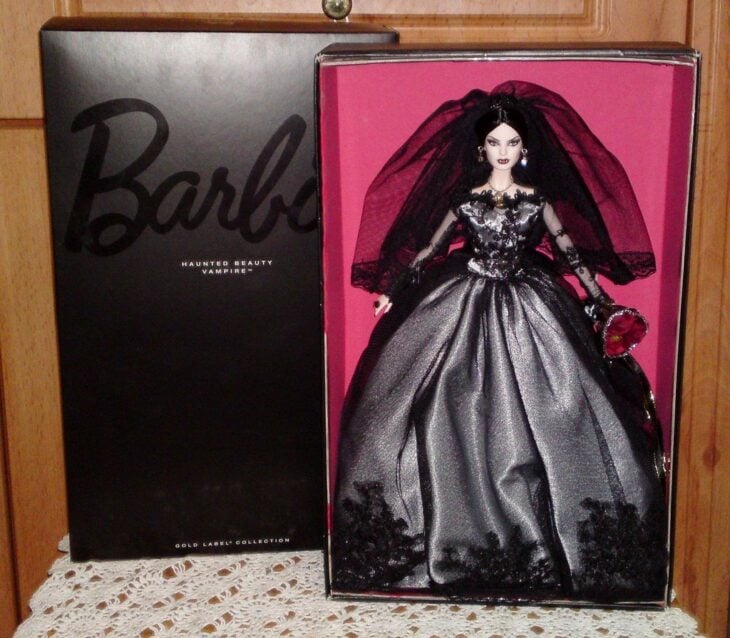 imagen que muestra a una Barbie Vampiro dentro de su caja original 
