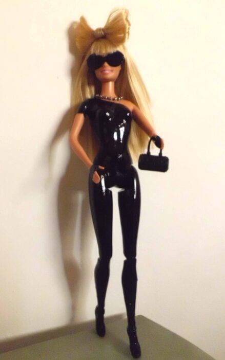 imagen de una Barbie vestida de Lady Gaga 