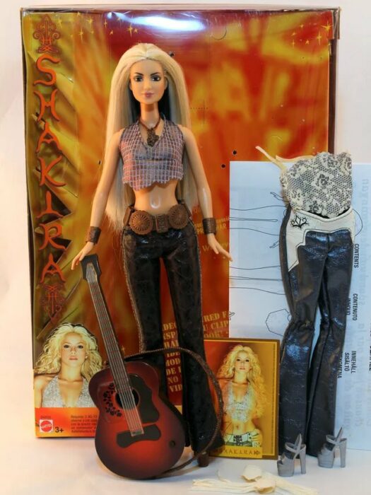 imagen de una Barbie version Shakira en su empaque 