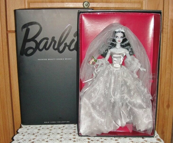 Barbie Haunted Beauty: Zombie Bride dentro de su empaque original de Barbie 