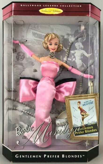 imagen de una Barbie en su versión de Marilyn Monroe en su empaque 