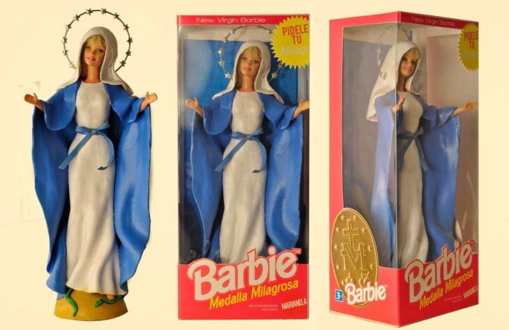 fotografía de una Barbie dentro de su caja en forma de virgen de la medalla milagrosa 