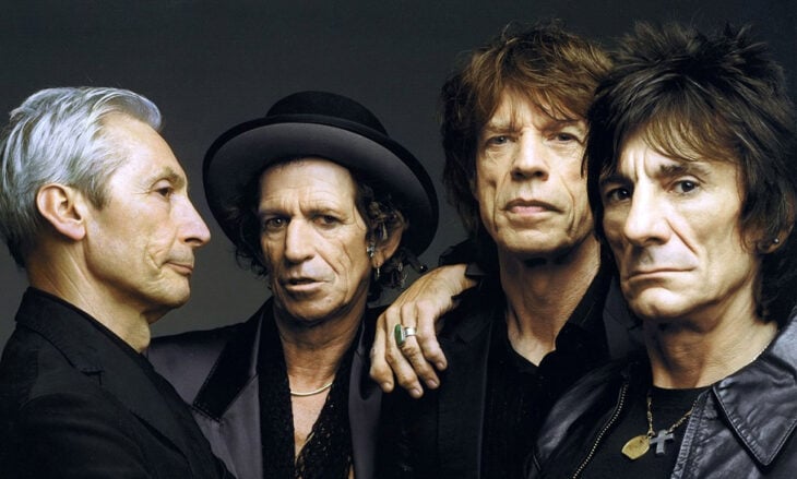 Los Rolling Stones con fondo negro 