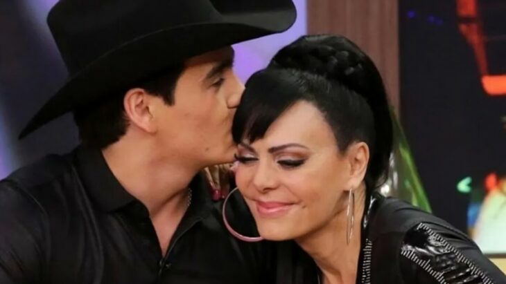 Julián Figueroa besa en la cabeza a su mamá Maribel Guardia están en algún programa de televisión