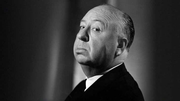 Alfred Hitchcock foto de perfil en blanco y negro 