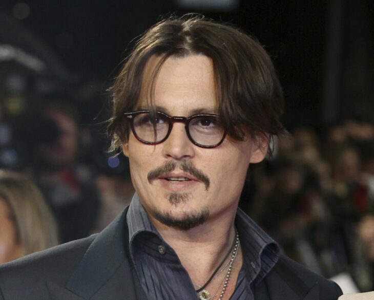 Johnny Depp con lentes en evento 