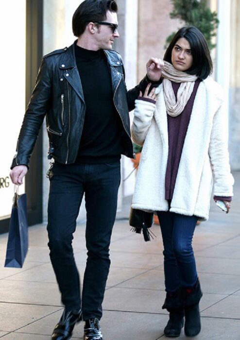 Drake Bell y su esposa Janet Von Schmeling caminando juntos en la calle