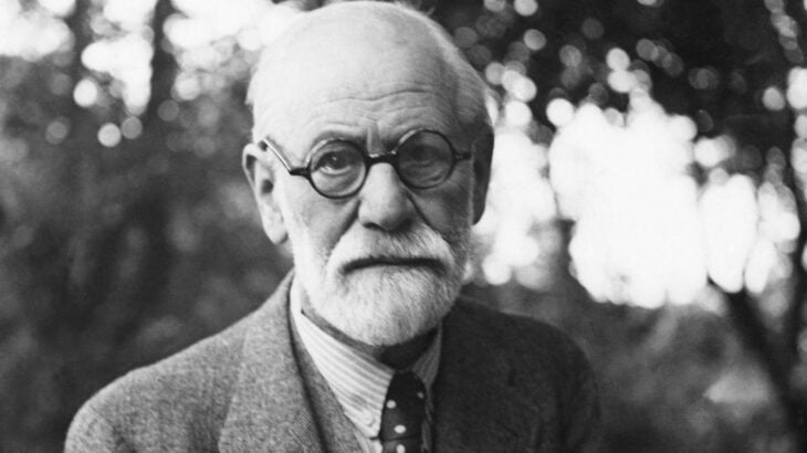 Sigmund Freud imagen con lentes en blanco y negro 