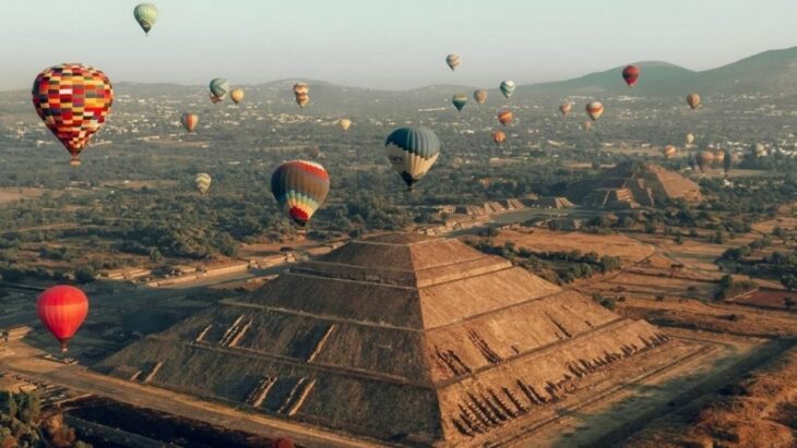 globos aerostáticos sobre la pirámide del sol 