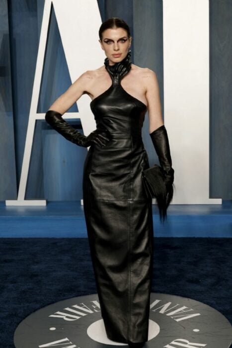 Julia Fox con vestido negro en evento de los oscar