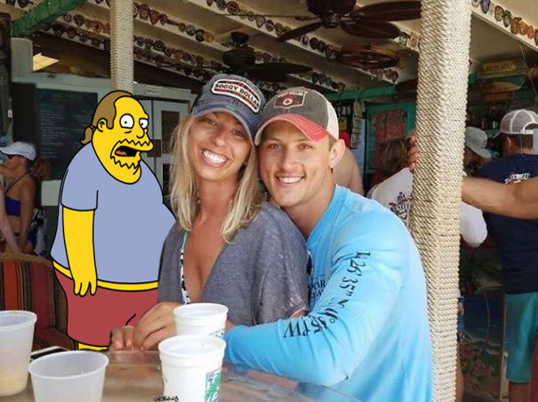 foto troll de una pareja con un personaje de los simpson 