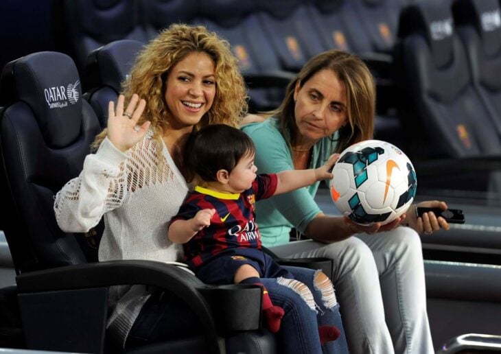 Montserrat Bernabeu, Shakira y Milan en gradas de estadio de futbol